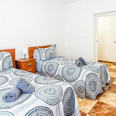 Beautiful Apartment In Cordoba With Kitchenette Exterior photo